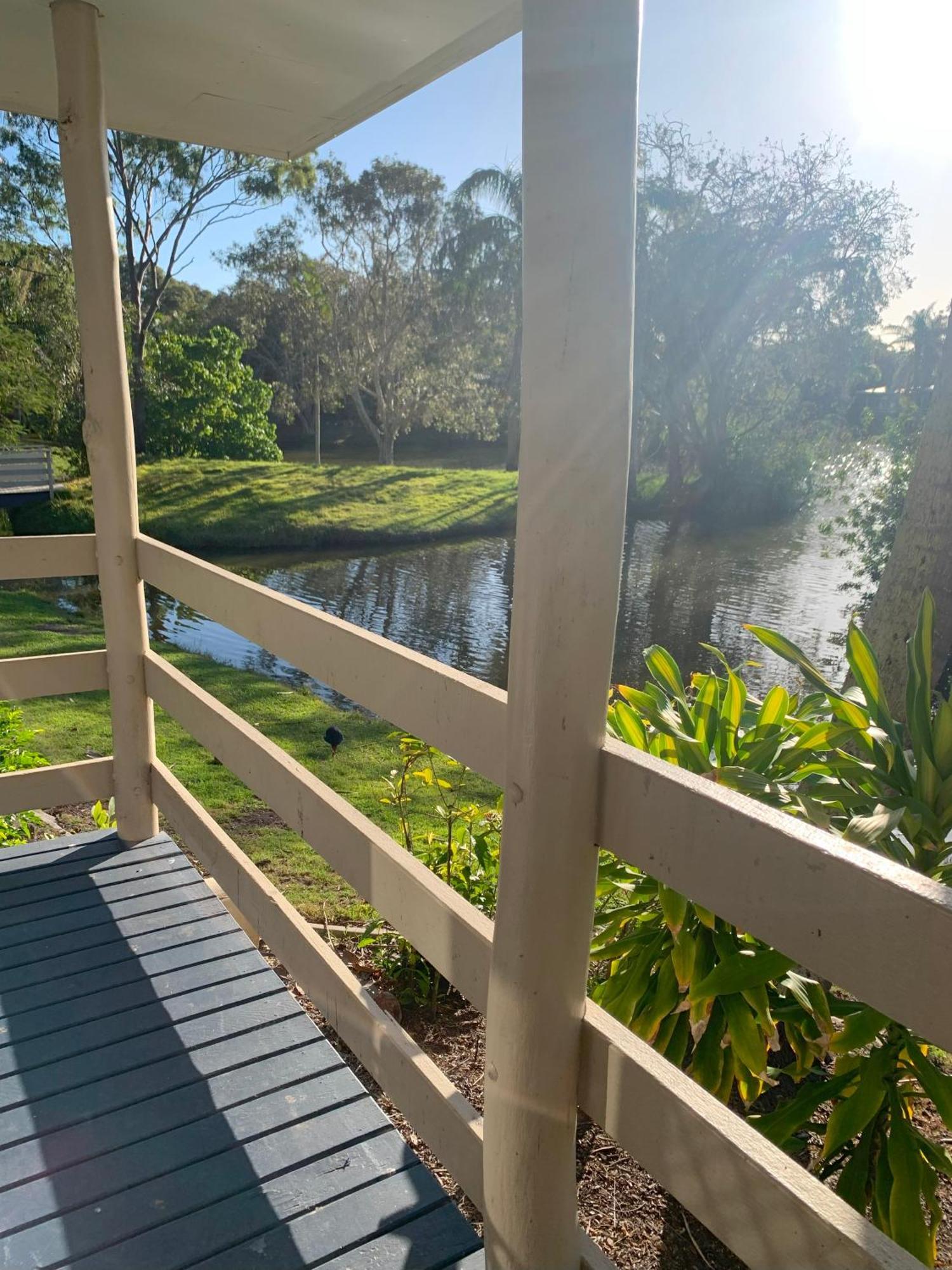 Villa Lakefront Turtle Retreat - Hervey Bay - Free Parking - Self Check In *