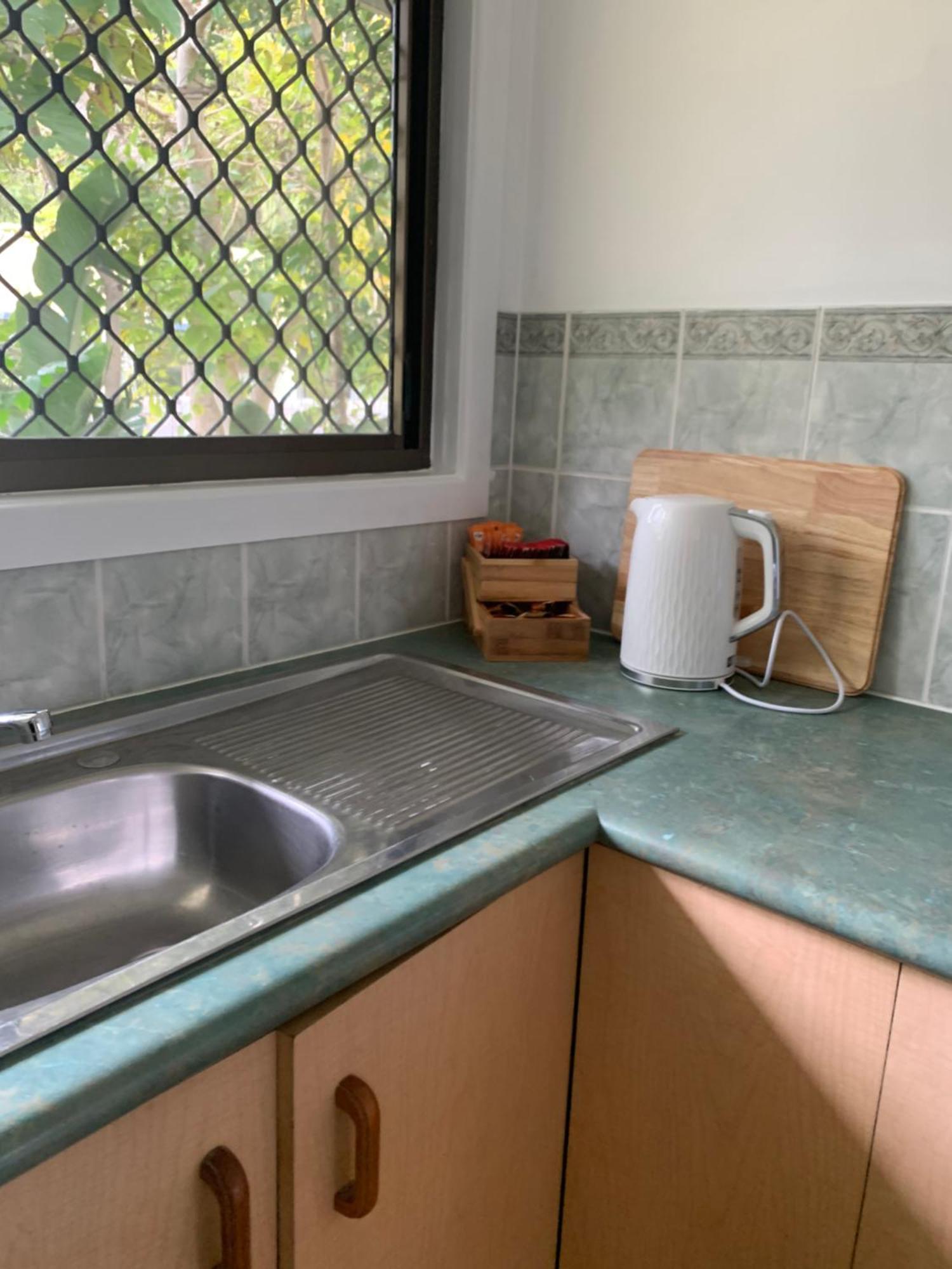 Lakefront Turtle Retreat - Hervey Bay - Free Parking - Self Check In Villa