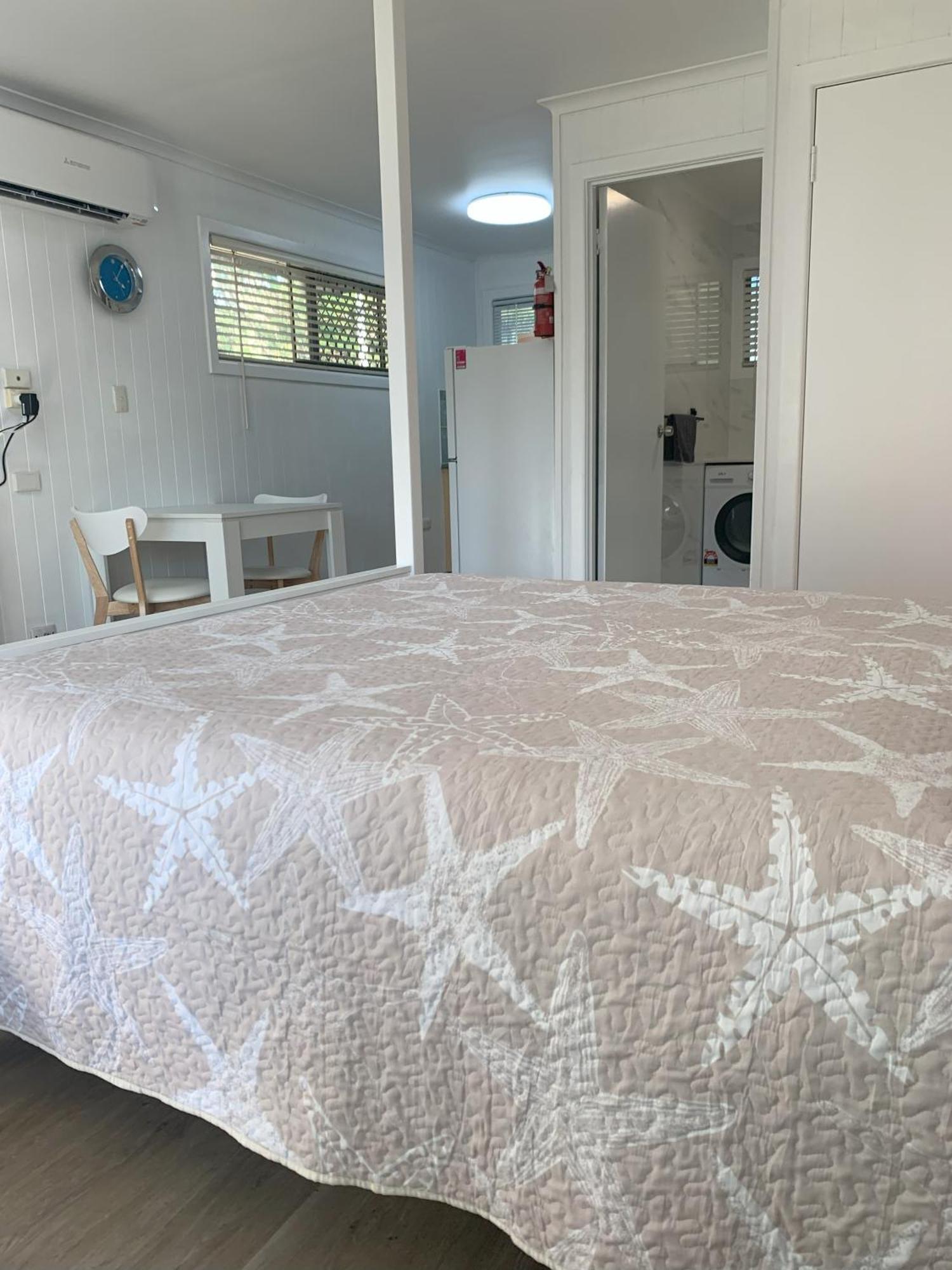 Villa Lakefront Turtle Retreat - Hervey Bay - Free Parking - Self Check In