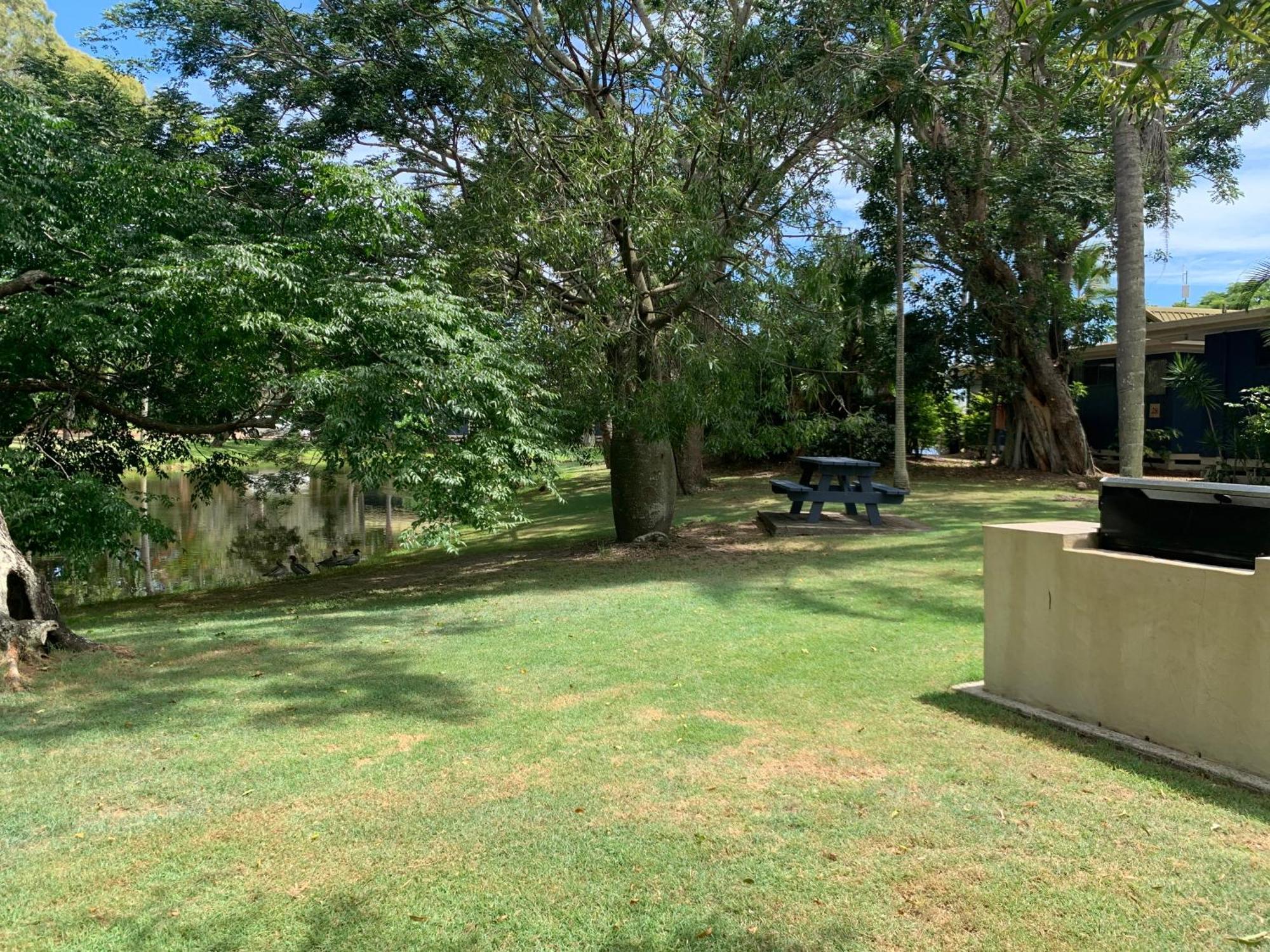 Lakefront Turtle Retreat - Hervey Bay - Free Parking - Self Check In *