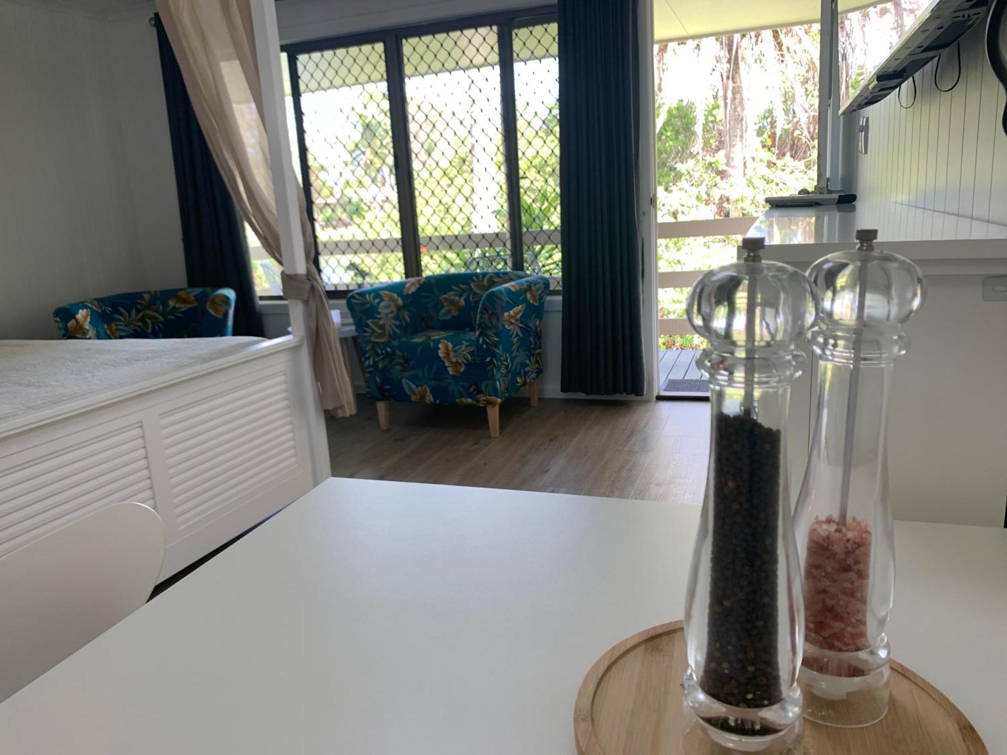 Lakefront Turtle Retreat - Hervey Bay - Free Parking - Self Check In *