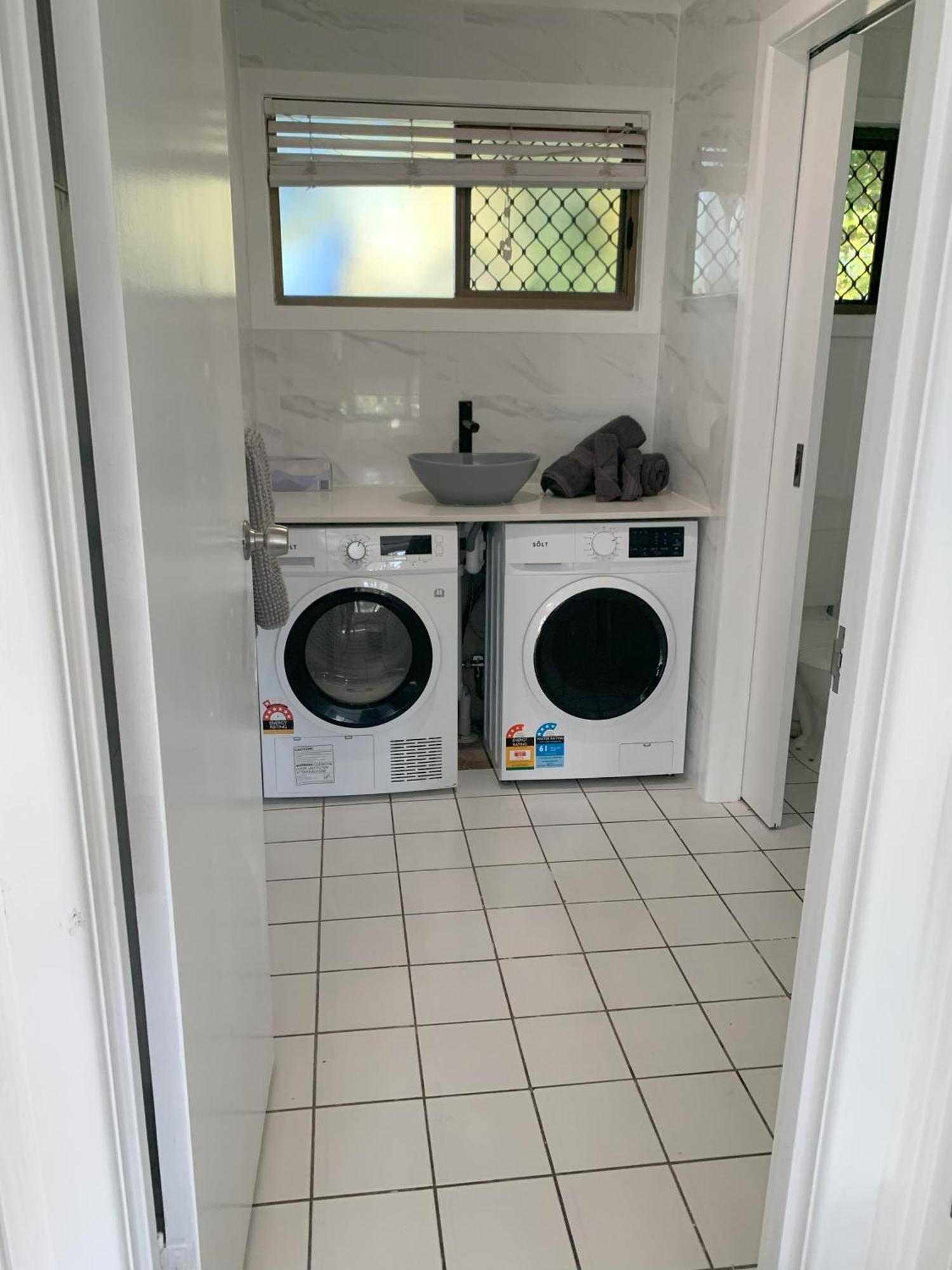 Lakefront Turtle Retreat - Hervey Bay - Free Parking - Self Check In Villa