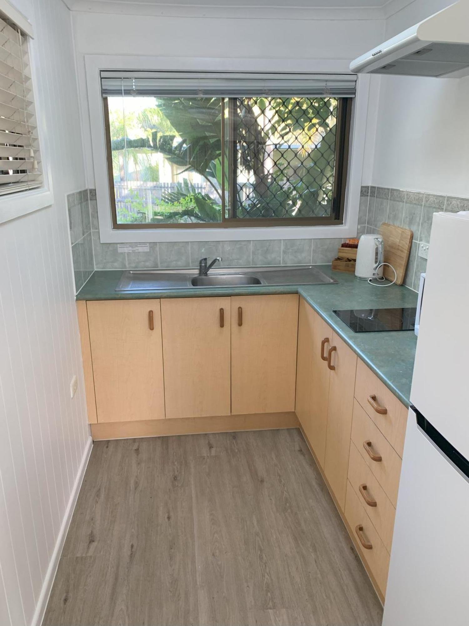 Lakefront Turtle Retreat - Hervey Bay - Free Parking - Self Check In Villa *