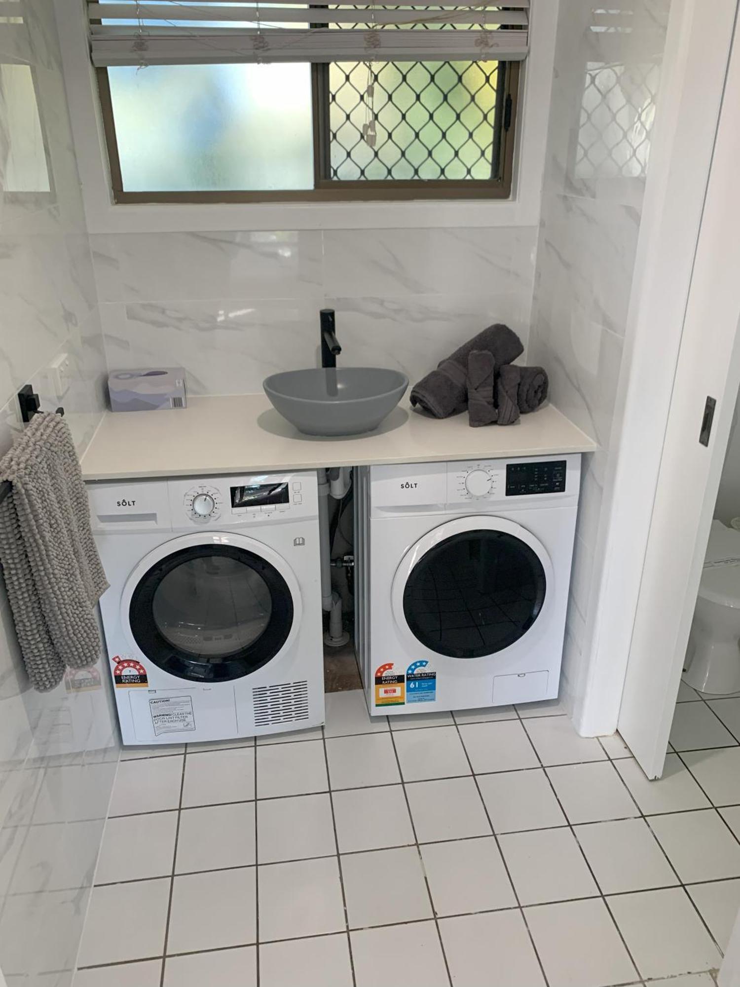 Lakefront Turtle Retreat - Hervey Bay - Free Parking - Self Check In *
