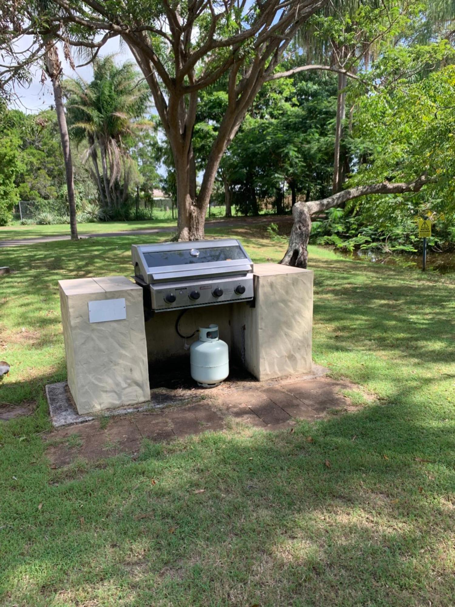 Villa Lakefront Turtle Retreat - Hervey Bay - Free Parking - Self Check In *