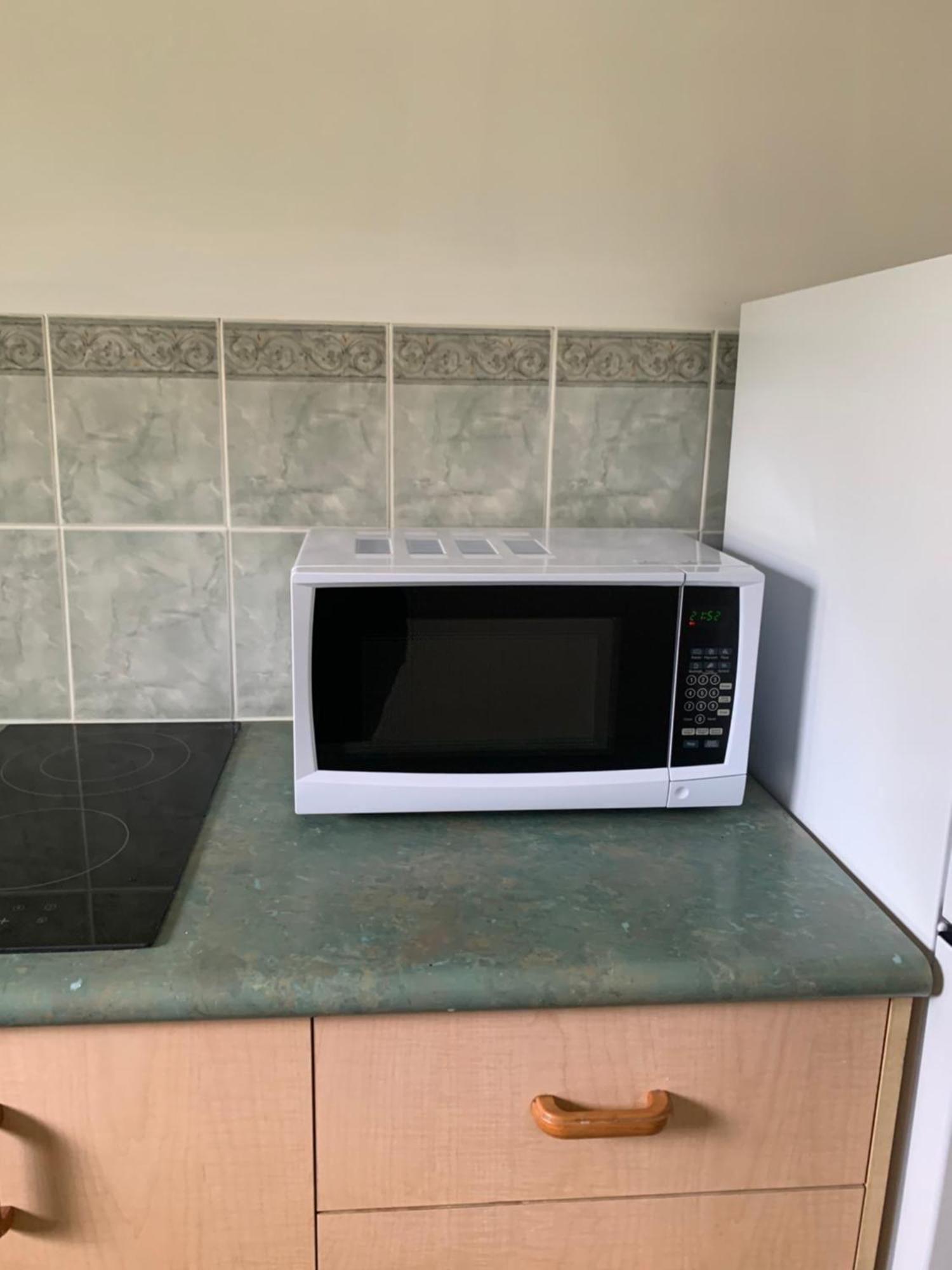 Lakefront Turtle Retreat - Hervey Bay - Free Parking - Self Check In Villa