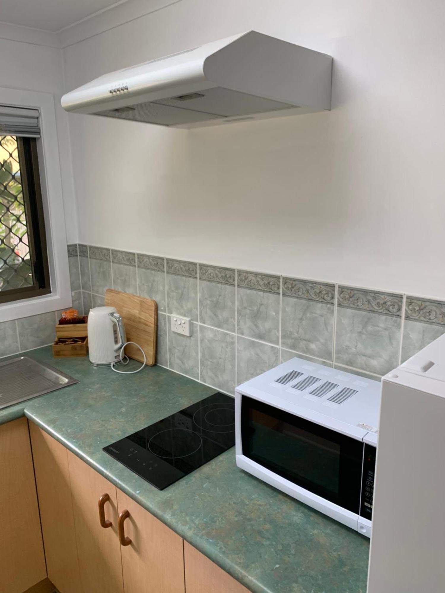 Lakefront Turtle Retreat - Hervey Bay - Free Parking - Self Check In Urangan