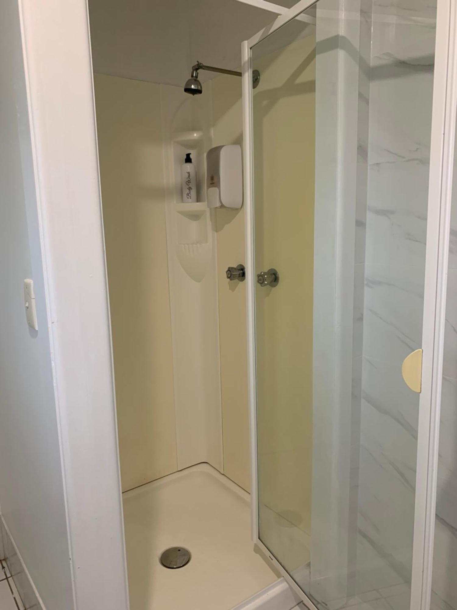 Lakefront Turtle Retreat - Hervey Bay - Free Parking - Self Check In Villa