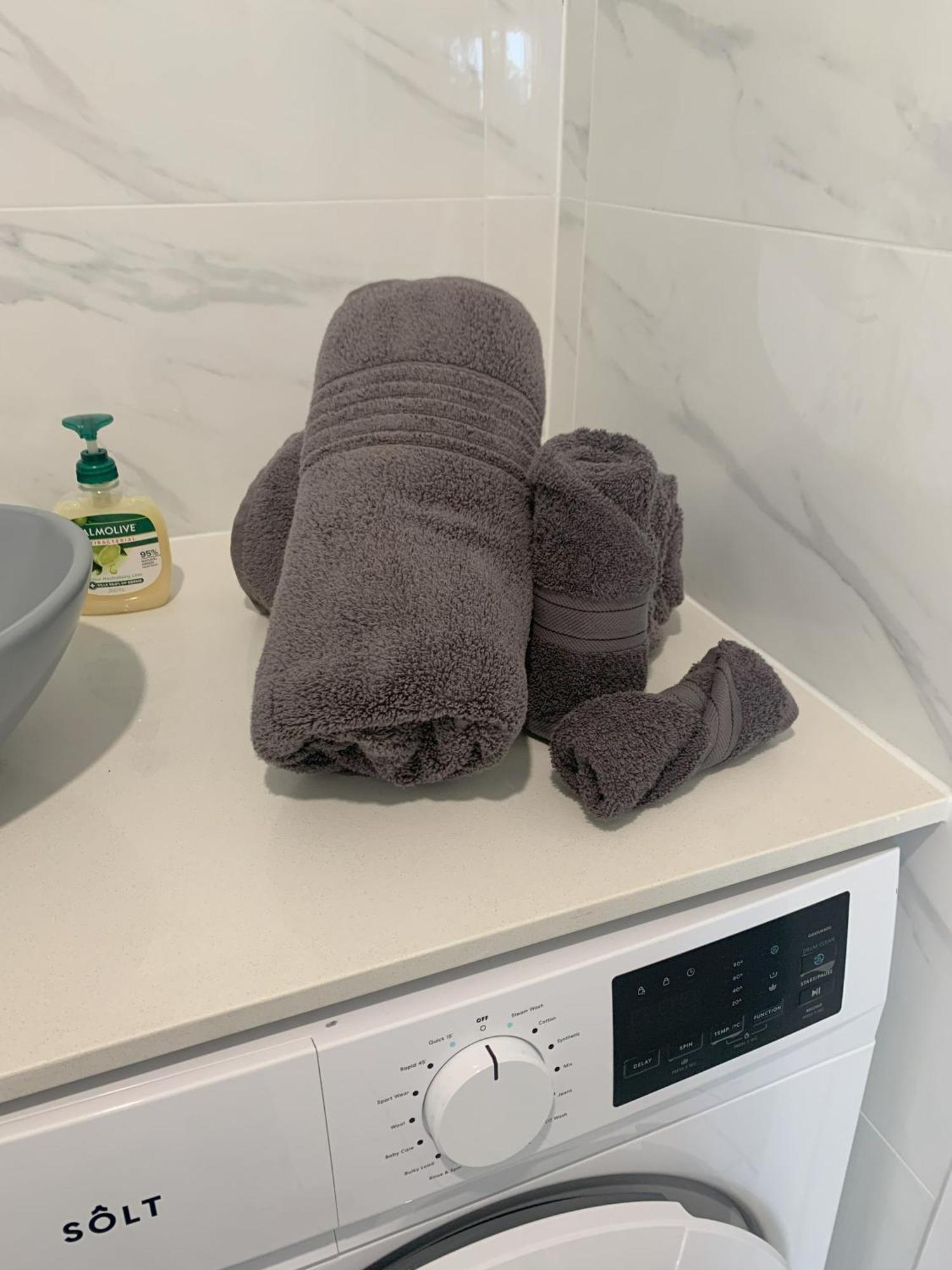 Villa Lakefront Turtle Retreat - Hervey Bay - Free Parking - Self Check In Urangan