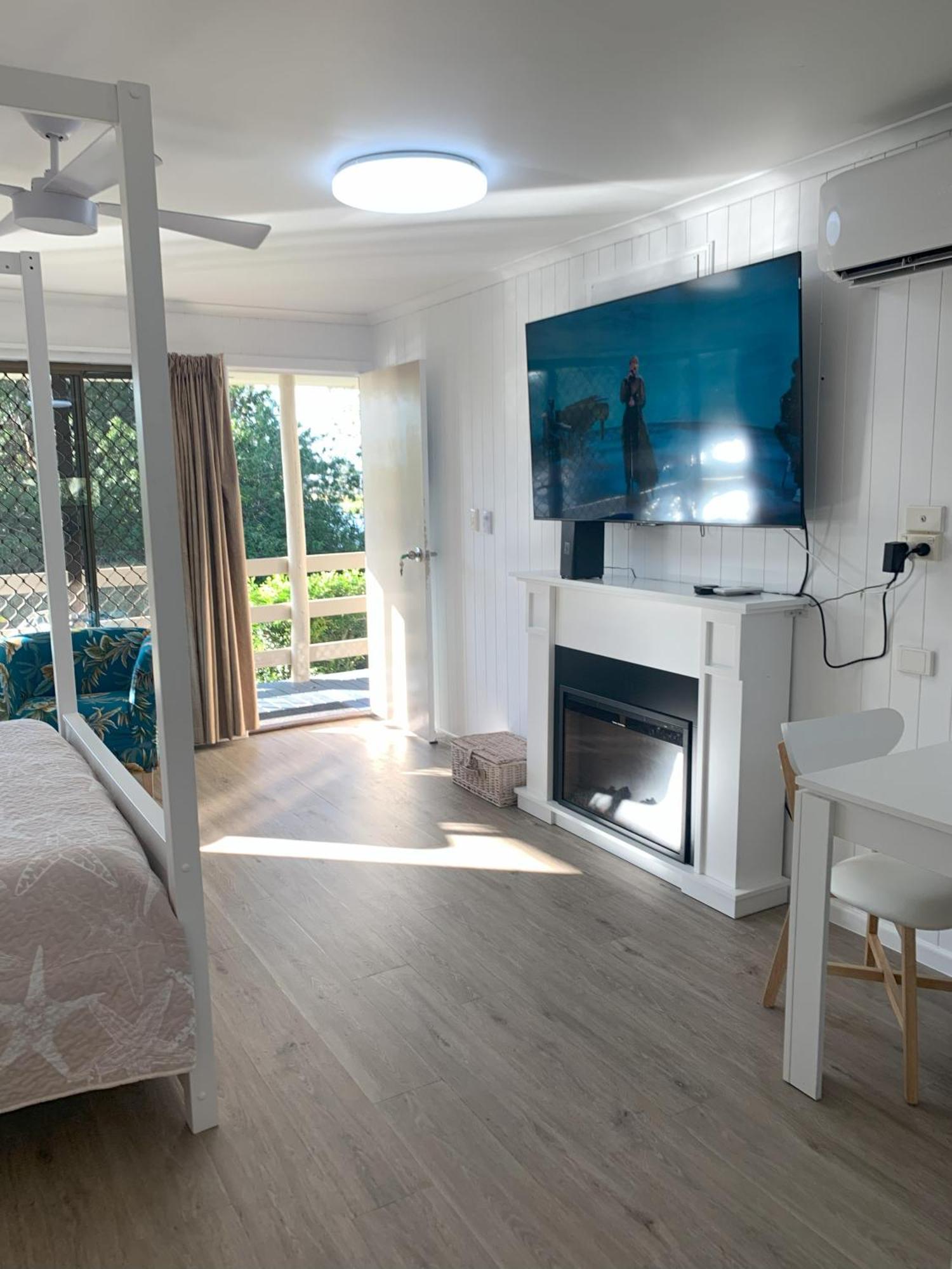 Villa Lakefront Turtle Retreat - Hervey Bay - Free Parking - Self Check In