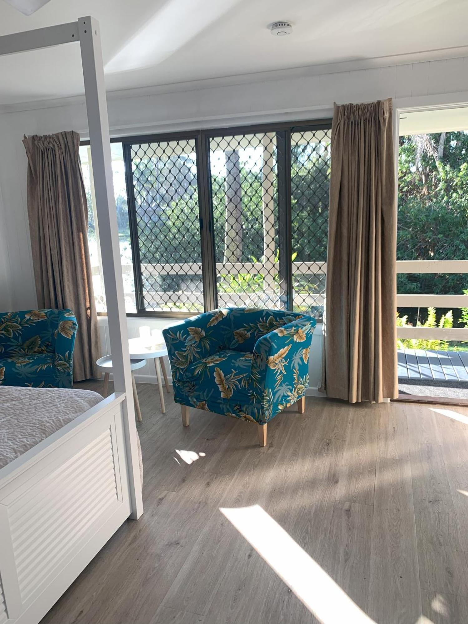 Villa Lakefront Turtle Retreat - Hervey Bay - Free Parking - Self Check In Urangan