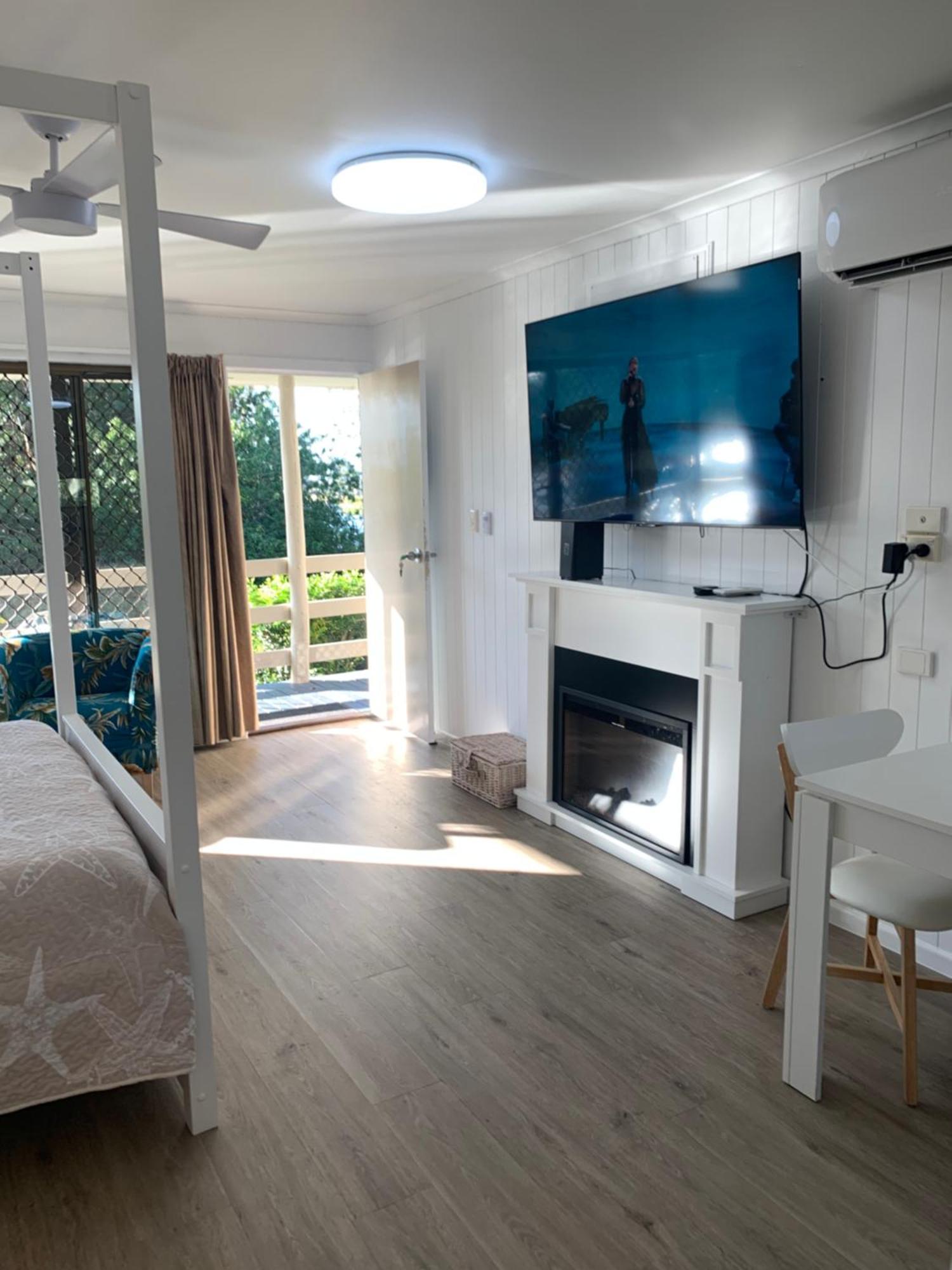 Lakefront Turtle Retreat - Hervey Bay - Free Parking - Self Check In Villa
