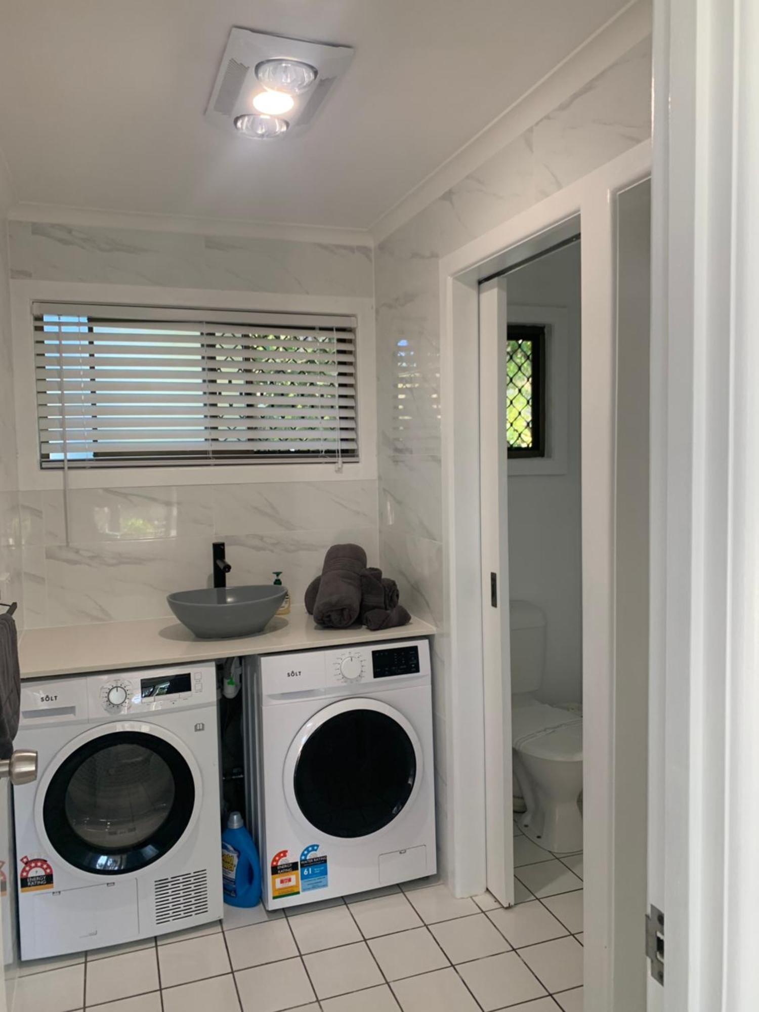 Villa Lakefront Turtle Retreat - Hervey Bay - Free Parking - Self Check In *