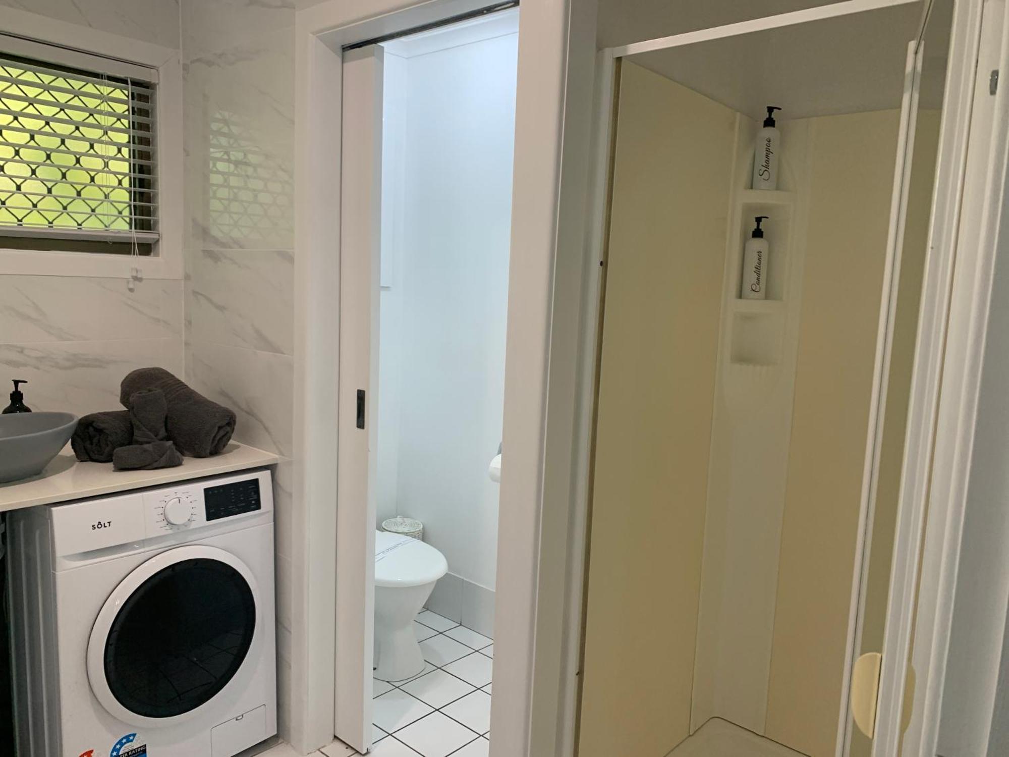 Lakefront Turtle Retreat - Hervey Bay - Free Parking - Self Check In Urangan
