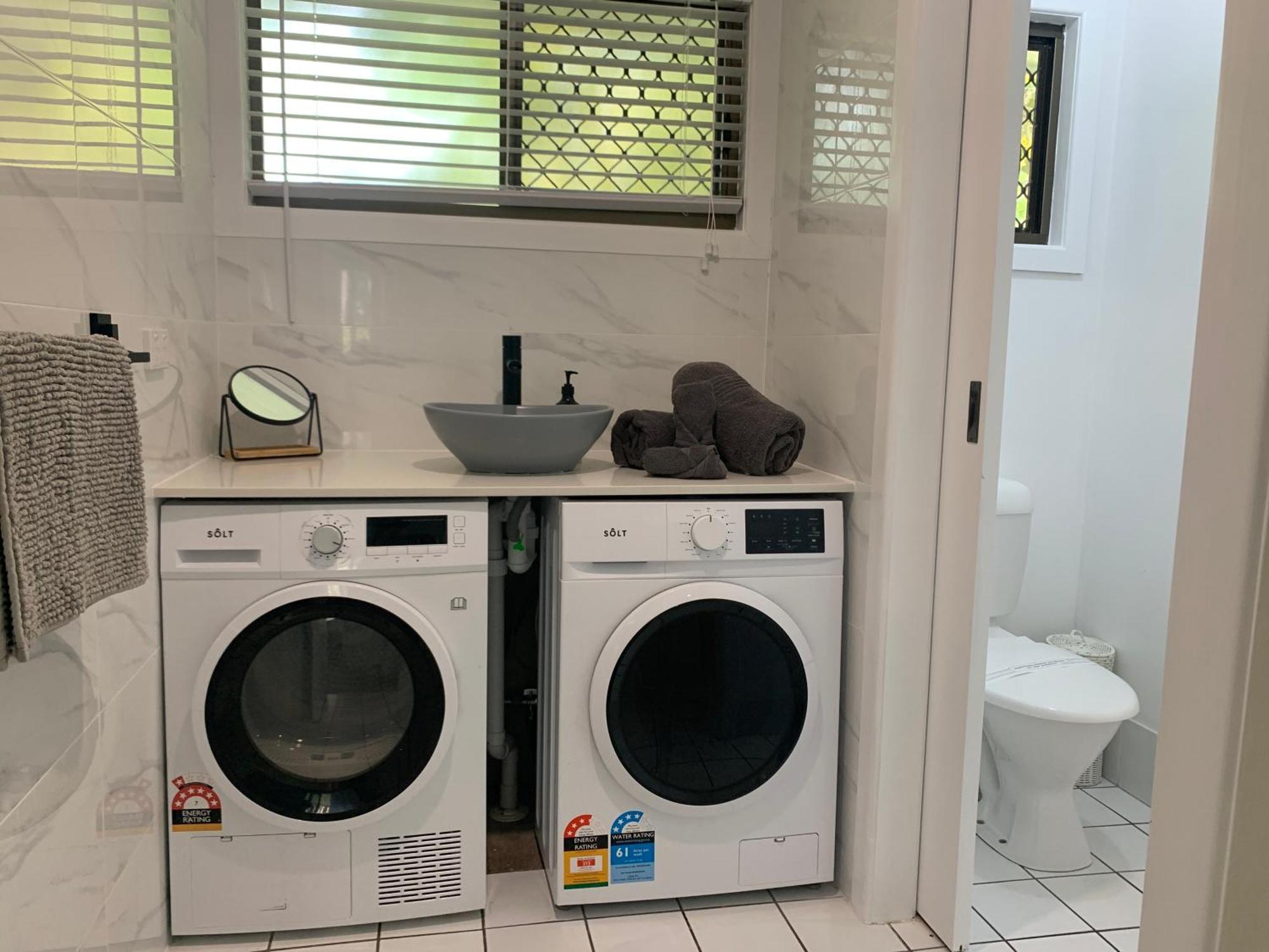 Lakefront Turtle Retreat - Hervey Bay - Free Parking - Self Check In *