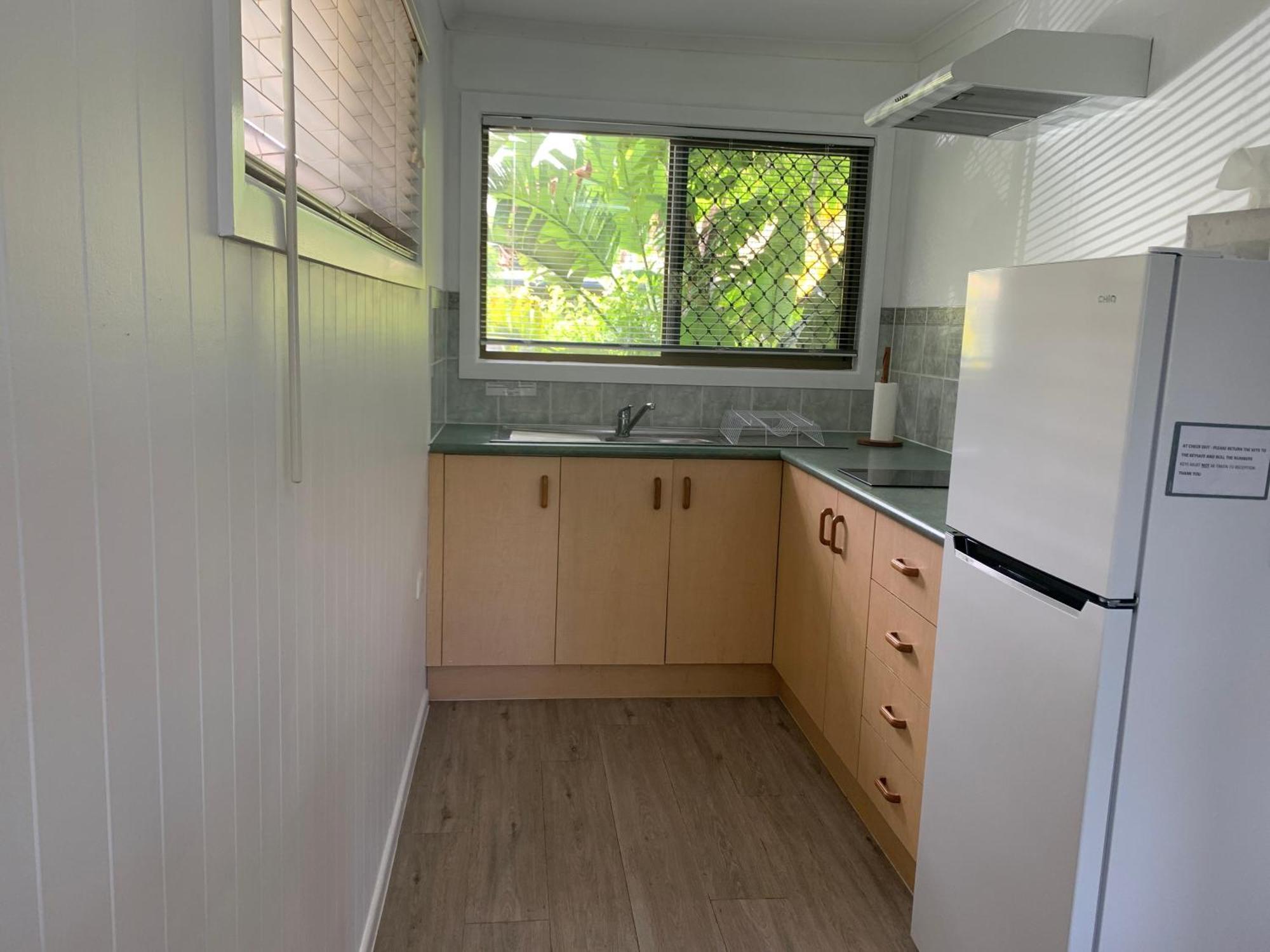Lakefront Turtle Retreat - Hervey Bay - Free Parking - Self Check In Urangan