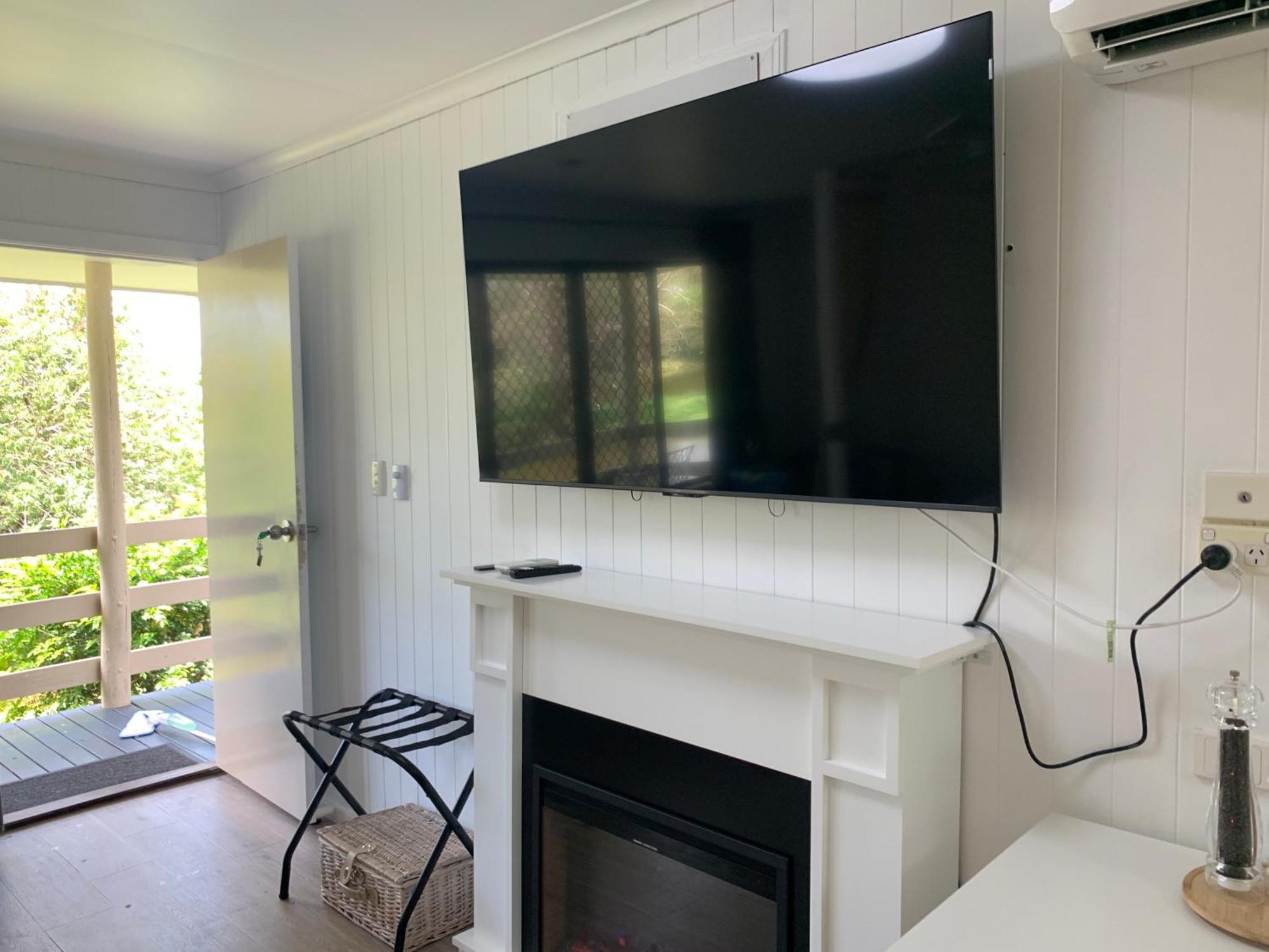 Lakefront Turtle Retreat - Hervey Bay - Free Parking - Self Check In * Urangan