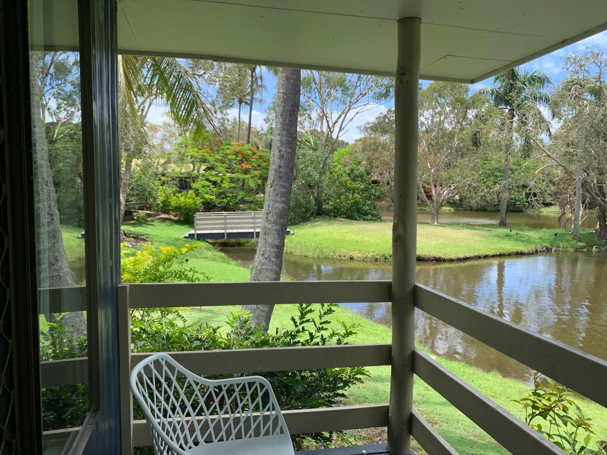 Lakefront Turtle Retreat - Hervey Bay - Free Parking - Self Check In
